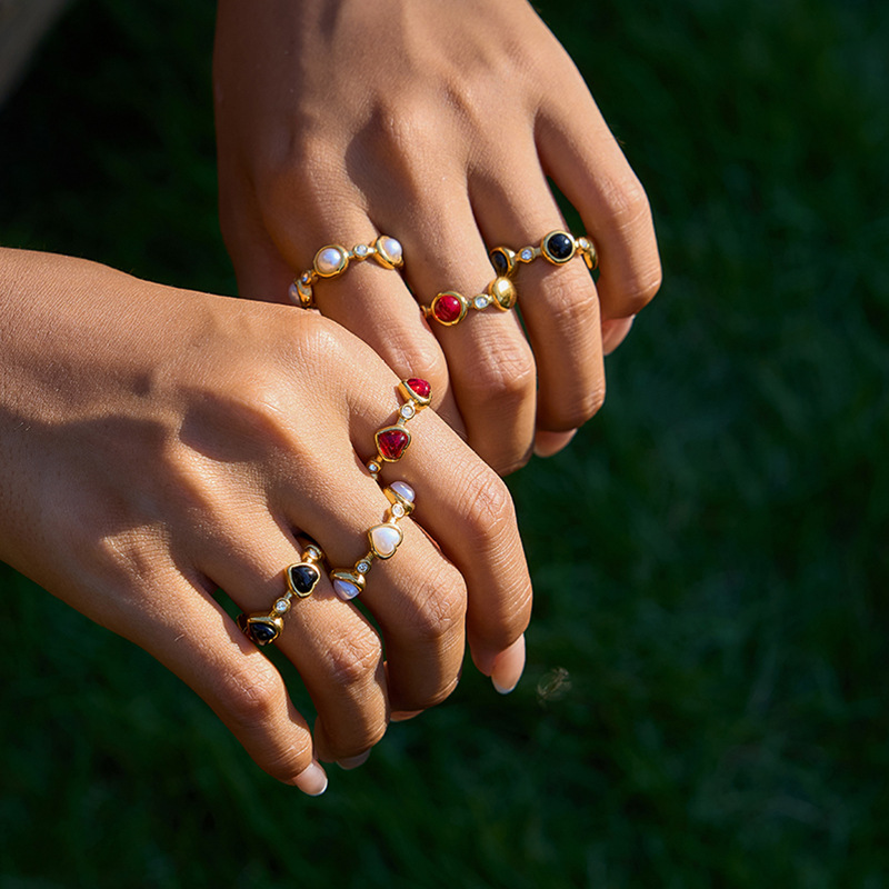Titanium Steel Rhinestone Rings Non Tarnish Two Shapes Round and Heart Three Colors Black White Red
