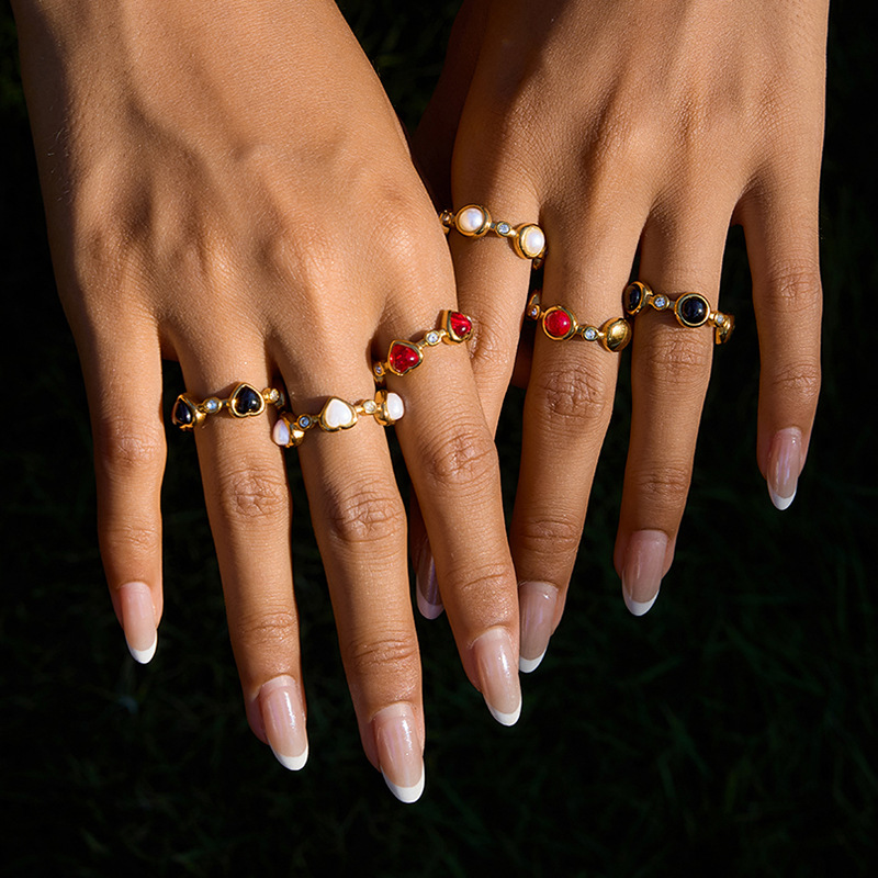 Titanium Steel Rhinestone Rings Non Tarnish Two Shapes Round and Heart Three Colors Black White Red