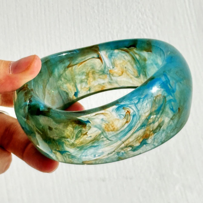Resin Oval Wide Bangle Featuring Irregular Gradient Arc, 13 Colors Available