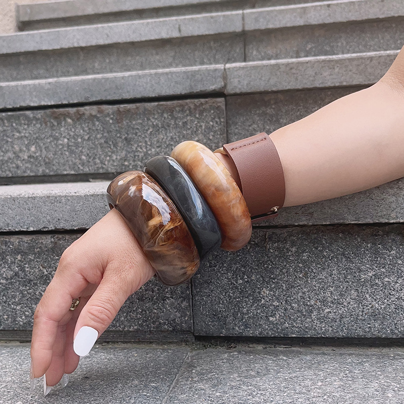 Oversized Fashion Resin Imitation Amber Bracelet Set for Fall and Winter