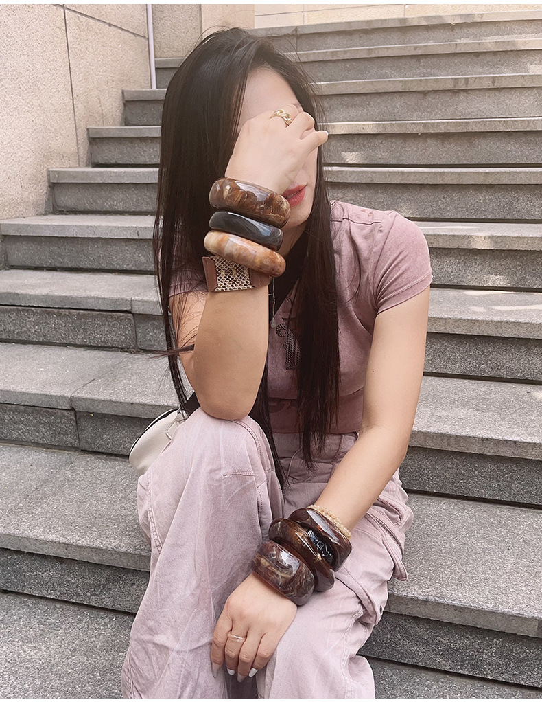 Oversized Fashion Resin Imitation Amber Bracelet Set for Fall and Winter